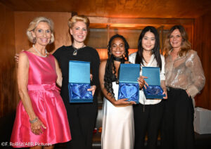 Kristina Tröger (Präsidentin Club europäischer Unternehmerinnen) und die Preisträgerinnen Charlie Stein, Alejandra Cicero, Namju Lee, Mon Muellerschoen / Verleihung 4. „CeU loves Kunst“-Award / Club europäischer Unternehmerinnen verleiht Preis an Künstlerinnen / Hotel Mandarin Oriental / München / 8. Juni 2026 / Foto: Frank Rollitz / ABR-Pictures