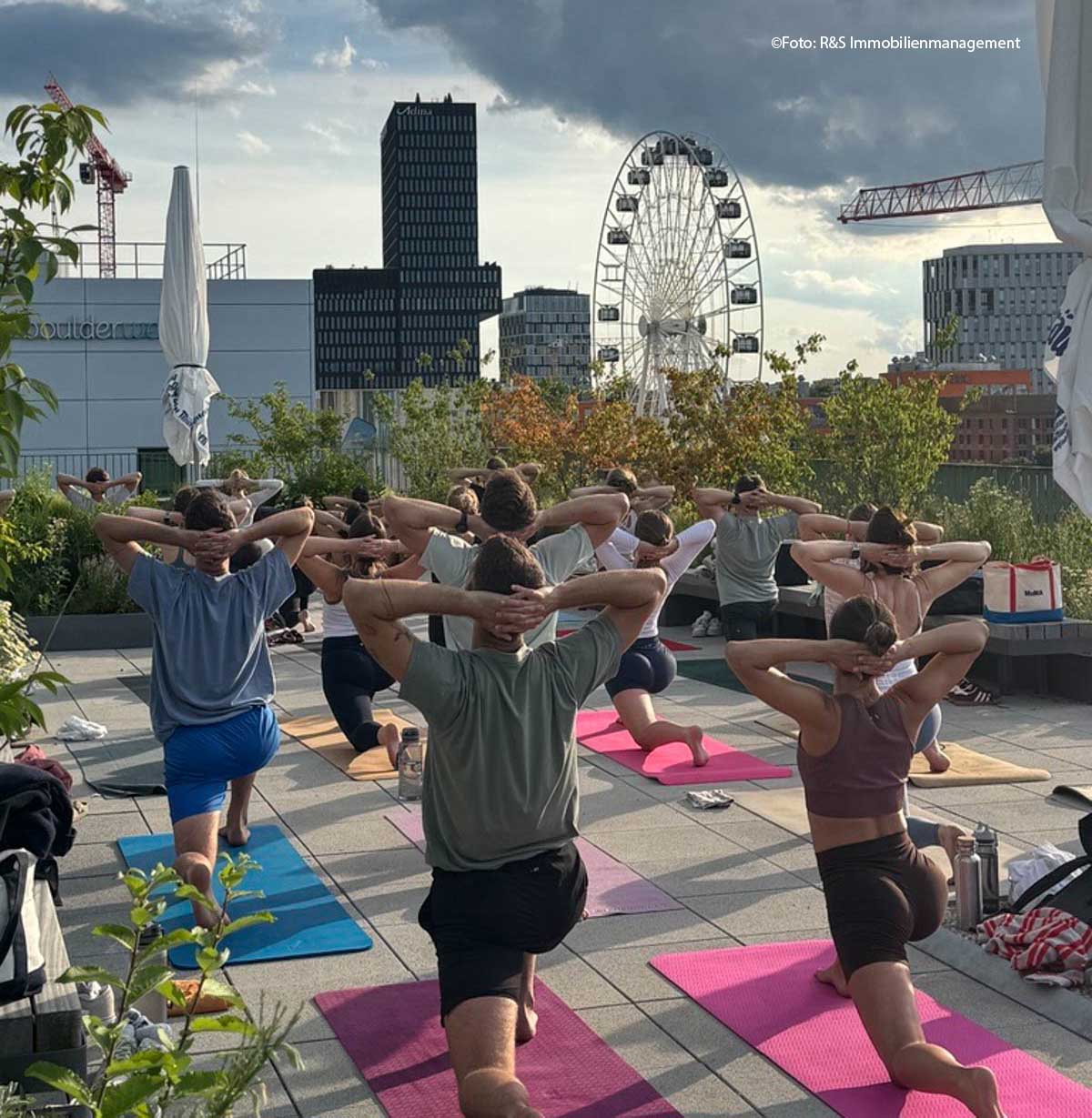 Afterwork Yoga auf der Dachterasse des i8 (©Foto: R&S Immobilienmanagement) Afterwork Yoga auf der Dachterasse des i8 (©Foto: R&S Immobilienmanagement)