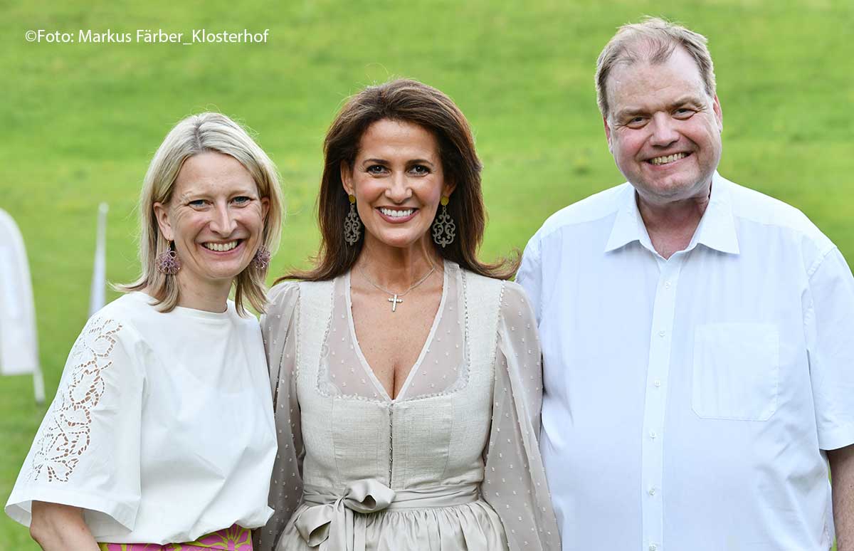 v.l._ Henrike Färber, Michaela Kaniber (Bayern Landwirtschafts- und Tourismusministerin), Dr. med. Andreas Färber ©Foto: Markus Färber Klosterhof