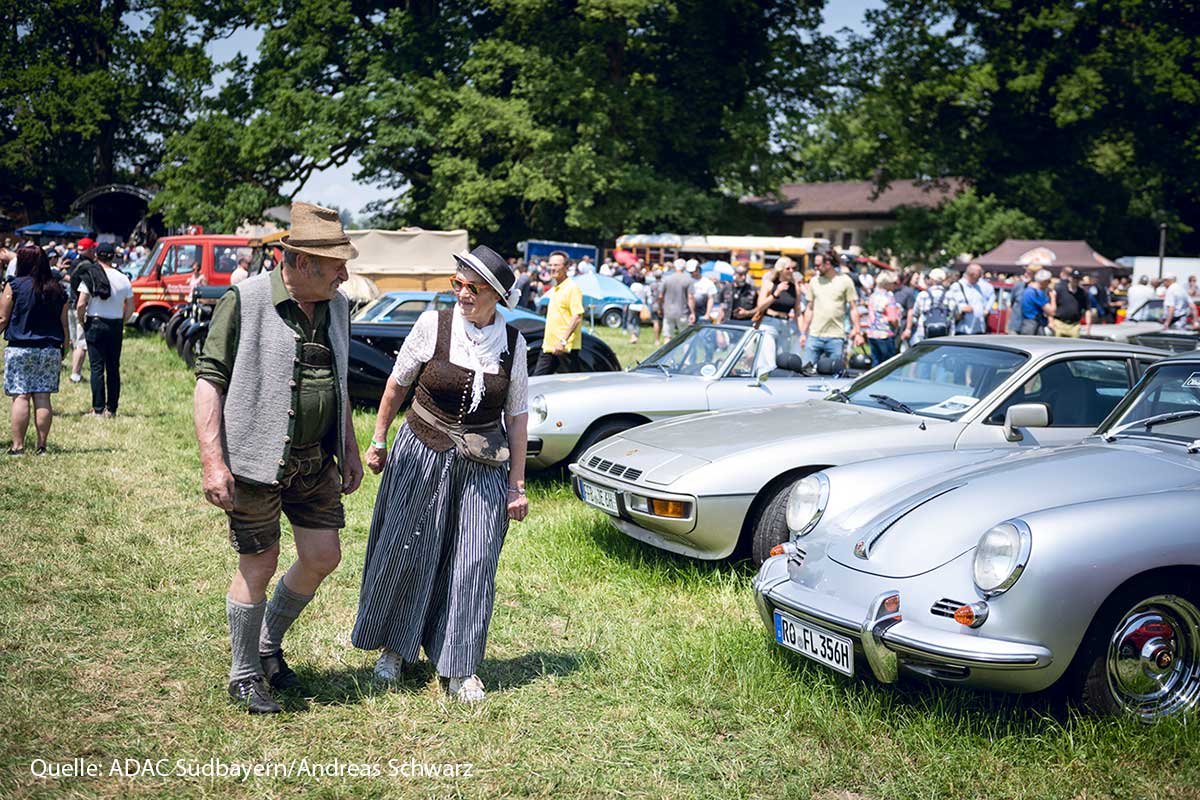 Flanieren, Fachsimpeln und Staunen: Beim ADAC Maxlrainer Oldie Feeling am Sonntag, 5. Juli 2026, dürfen sich die Besucher auf unzählige Oldtimer auf zwei und vier Rädern freuen. Quelle: ADAC Südbayern/Andreas Schwarz