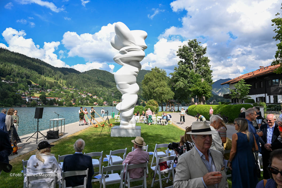 2. Tegernsee Art Masters 2026: In Rottach-Egern, direkt am Seeweg, steht „Senders“, eine 6,5 Meter hohe Skulptur aus weißem Fiberglas ©Foto: Hannes Magerstädt