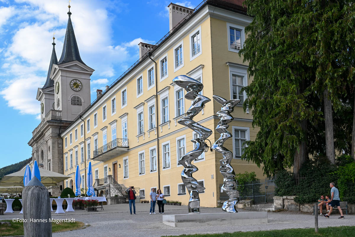 2. Tegernsee Art Masters 2026 Am Ufer beim Schloss Tegernsee schließlich ragt „Points of View“ aus poliertem Edelstahl empor©Foto: Hannes Magerstädt