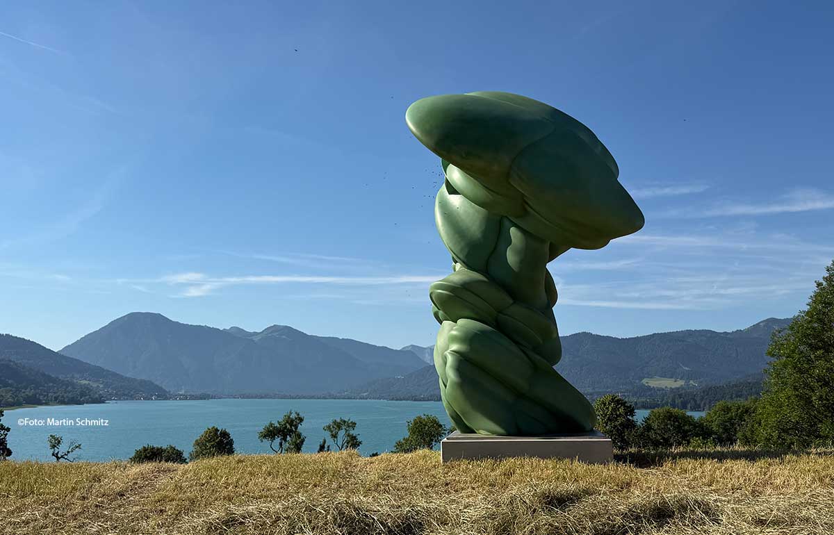 Gleich zwei Werke warten am Gut Kaltenbrunn. „Tommy“ ist aus grün eingefärbtem Kunststoff (©Foto: Martin Schmitz)