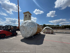 Riesenmaßkrug von Paulaner - Aufbau Oktoberfest 2026 auf der Theresienwiese, Tag 4 (02.07.2026, Donnerstag (©Foto: Martin Schmitz)