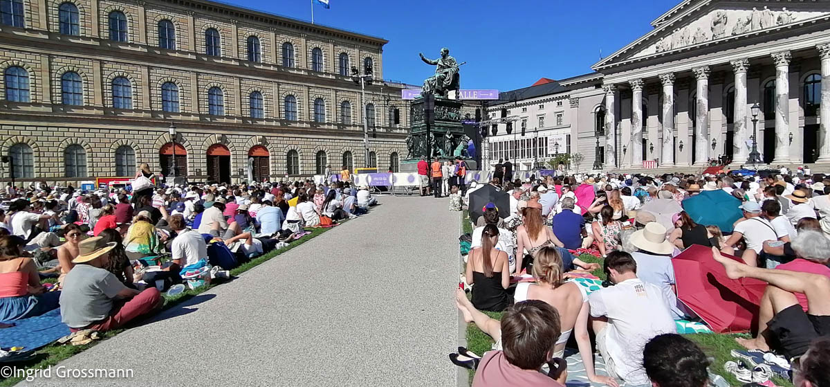Rund 35.000 Menschen feierten "Oper für alle" auf dem Max-Joseph-Platz mit Wagners "Die Walküre" (©Foto: Ingrid Grossmann)