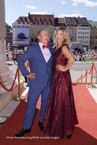 Wigald Boning und Teresa Boning bei "Oper Für Alle“ x BMW 2026 in der Bayerischen Staatsoper am 04.07.2026 in München (©Foto: Franziska Krug/BMW via Getty Images)