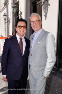 Serge Dorny (Serge Dorny, Staatsintendant der Bayerischen Staatsoper) und Bernd Döpke (Leiter BMW Niederlassung München) bei "Oper Für Alle“ x BMW 2026 in der Bayerischen Staatsoper am 04.07.2026 in München (©Foto: Franziska Krug/BMW via Getty Images)