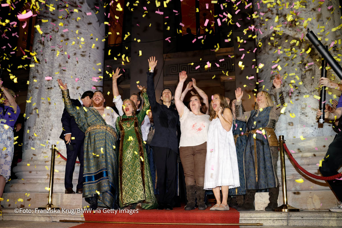 Nicholas Brownlee (Wotan), Ekatarina Gubanova (Fricka), Generalmusikdirektor Vladimir Jurowski, Irene Roberts (Sieglinde), Miina-Liisa Värelä (Brünnhilde). Irene Roberts (Sieglinde) nach der „Die Walküre“ "Oper Für Alle“ x BMW 2026 in der Bayerischen Staatsoper am 04.07.2026 in München (©Foto: Franziska Krug/BMW via Getty Images)