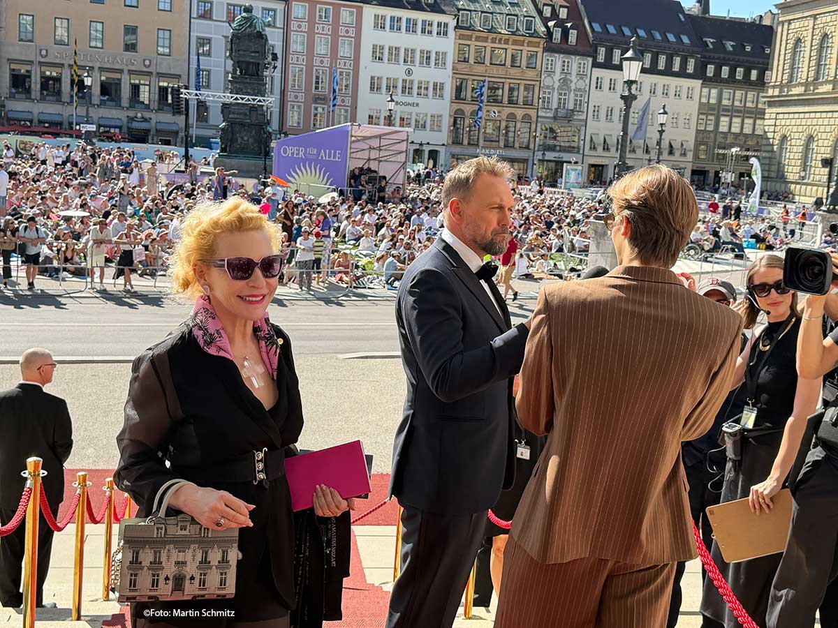 Schauspielerin Sunnyi Melles "Oper für Alle 2026" mit Wagners "Die Walküre" am 04.07.2026 im Nationaltheater, Mittig Steven Gätjen im Interview (©Foto: Martin Schmitz)