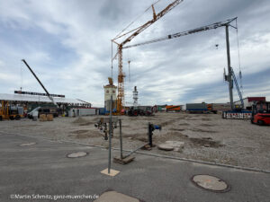 Aufbau Käferzelt mit Kränen -Aufbau Oktoberfest 2026, Tag 09 - 07.07.2026 Dienstag (©Foto: Martin Schmitz)