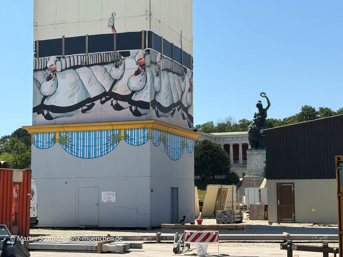Kopflos: die Kellnerinnen auf dem Paulaner Turm: Aufbau Oktoberfest Tag 12, 10.07.2026 (©Foto: Martin Schmitz)