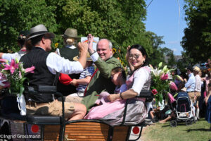 Landrad Göbel mit Frau bei der Leonhardifahrt Siegertsbrunn 2026 (©Foto: Ingrid Grossmann)