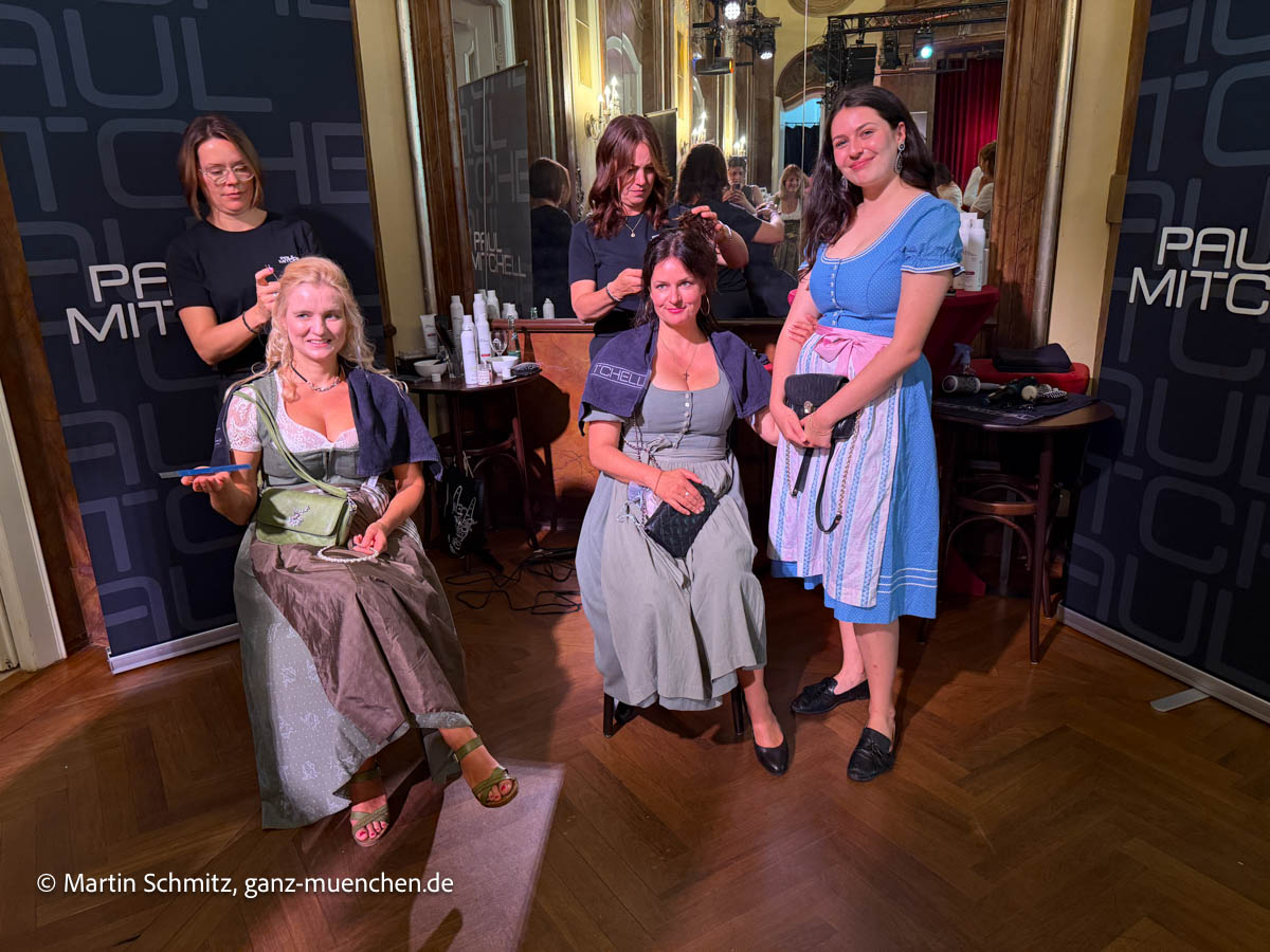Raphaela Maier (Iberl Bühne, feiert im Oktober 60. Jubiläum), Schauspielerin Agela Ascher Oktoberfest-Kollektionspräsentation 2026 Trachten Angermaier im Silbersaal (©Foto: Martin Schmitz)