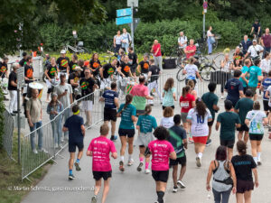 b2run München am 15.07.2026 - Unterstützung auch am Wegesrand (©Foto: Martin Schmitz)