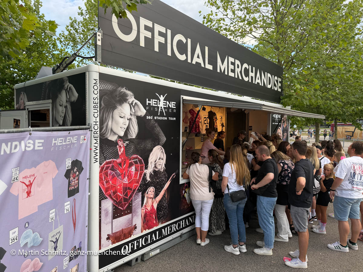 Merch Artikel zur Helene Fischer 360Grad Tour in der AllianzArena am 17.07.2026 (©Foto: Martin Schmitz)