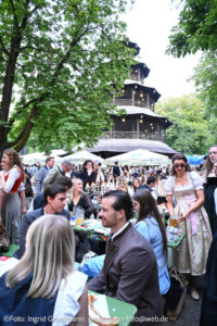 Kocherlball 2026 am Chinesischen Turm (©Foto: Ingrid Grossmann)