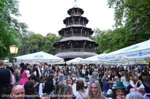 Kocherlball 2026 am Chinesischen Turm (©Foto: Ingrid Grossmann)