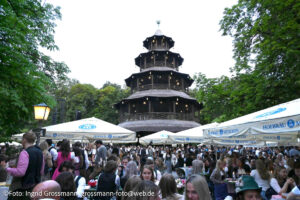 Kocherlball 2026 am Chinesischen Turm (©Foto: Ingrid Grossmann)