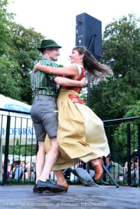 Kocherlball 2026 am Chinesischen Turm (©Foto: Ingrid Grossmann)