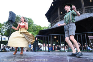 Kocherlball 2026 am Chinesischen Turm (©Foto: Ingrid Grossmann)
