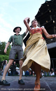Kocherlball 2026 am Chinesischen Turm (©Foto: Ingrid Grossmann)
