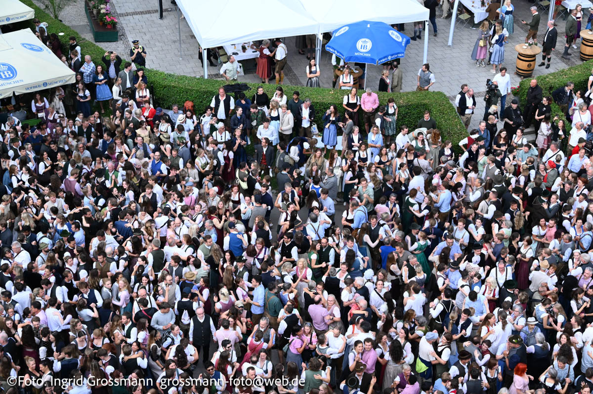 Blick vom Turm: Kocherlball 2026 im Biergarten am Chinesischen Turm (©Foto: Ingrid Grossmann)