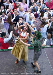 Kocherlball 2026 am Chinesischen Turm (©Foto: Ingrid Grossmann)
