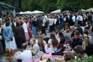 Kocherlball 2026 am Chinesischen Turm (©Foto: Martin Schmitz)