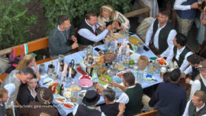 Kocherlball 2026 am Chinesischen Turm (©Foto: Martin Schmitz)