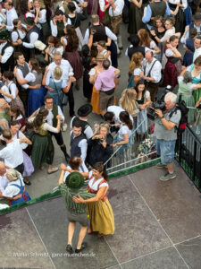 Kocherlball 2026 am Chinesischen Turm (©Foto: Martin Schmitz)