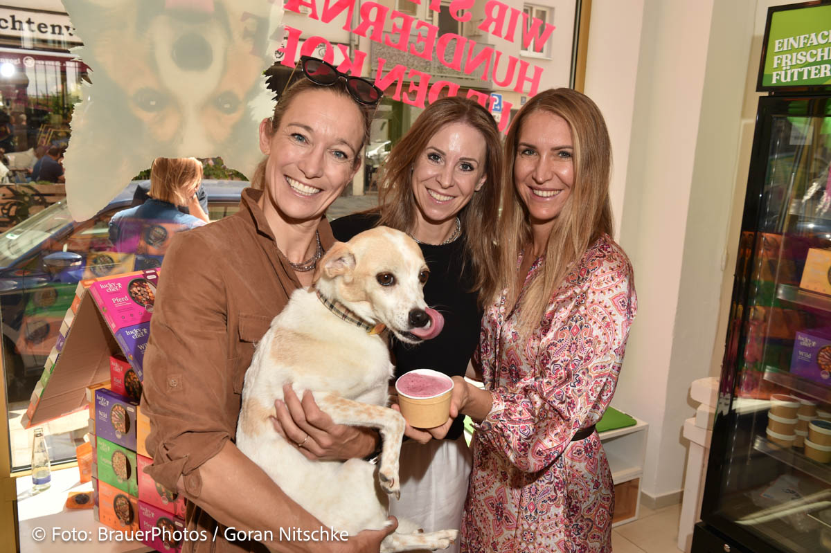 Christine Theiss und Hund Paris, Verena Kern (Gründerin Lucky Chef),Anja Gräfin von Keyserlingk - Lucky Chef (Hundenahrung), Pop Up Store Opening in München am 20.07.2026 (c) Foto: BrauerPhotos / Goran Nitschke