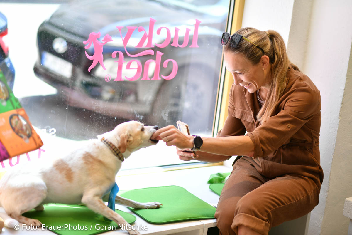 Christine Theiss und Hund Paris Lucky Chef (Hundenahrung), Pop Up Store Opening in München am 20.07.2026 (c) Foto: BrauerPhotos / Goran Nitschke
