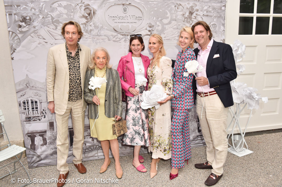 Philipp Nicolas mit Mutter, Miriam Schmuck, Nadja von Schaumburg-Lippe, Nathalie Ziegler, Dr. Markus Ziegler, Ingolstadt Village präsentiert Nouveau Bavaria in den neu eröffneten Gärten der Villa Stuck München am 21.07.2026 (c) Foto: BrauerPhotos / Goran Nitschke