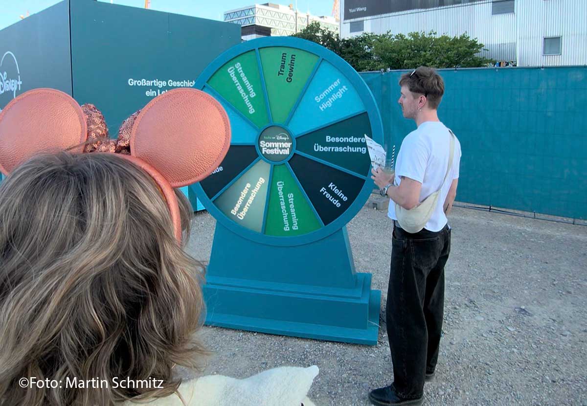 Am Ende gibt das Glückrad mit schönen Preisen beim "Hulu auf Disney+ Sommer Festival" im Werksviertel für alle mit ausgefüllten Stempelkarten (©Foto: Martin Schmitz)