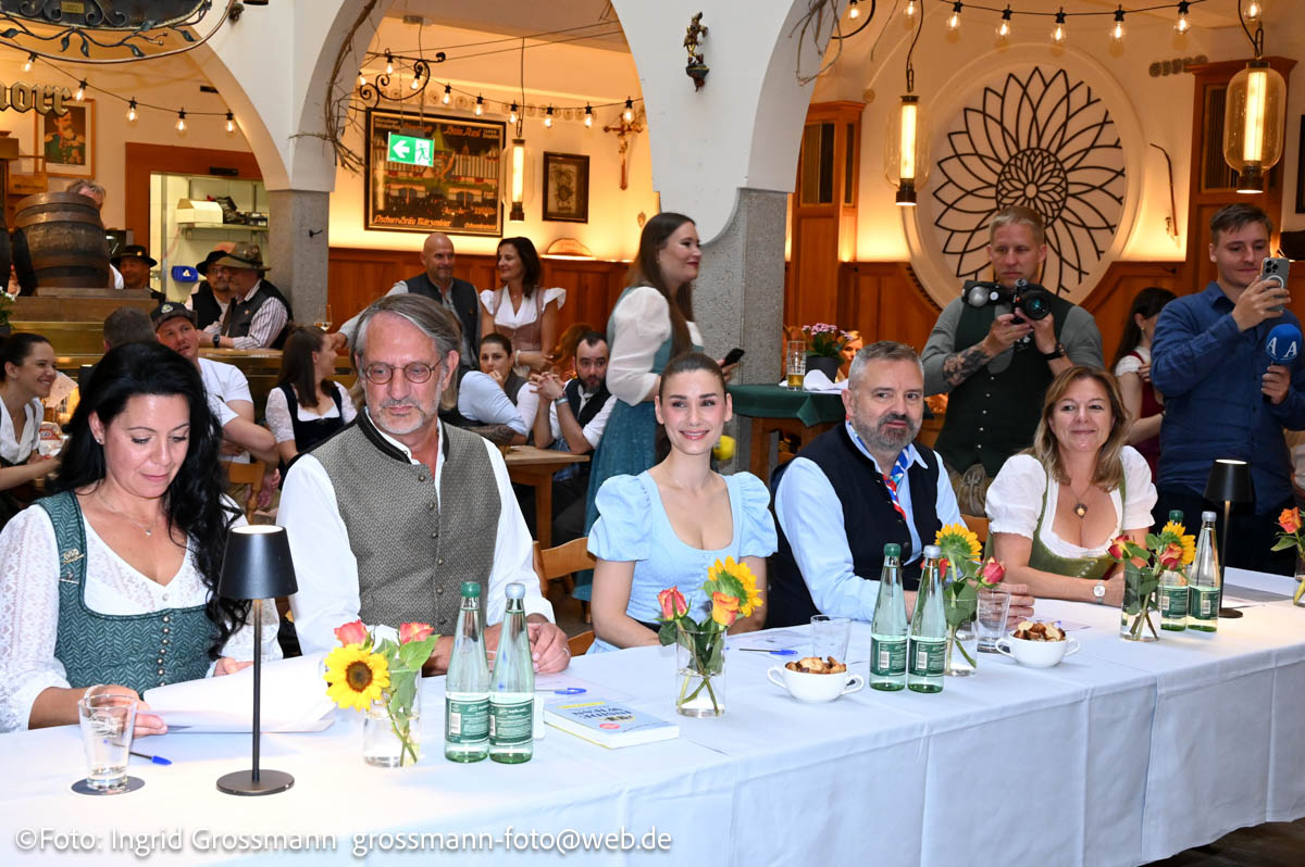 Jury bei Wahl der Bräurosl 2026 im Donisl (©Foto: Ingrid Grossmann)