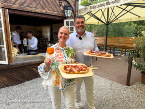Isarbar mit Aperol Spritz und Pinsa in Biergarten des Hinterbrühl in Thalkirchen (©Foto: Martin Schmitz)