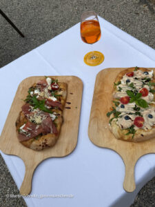 Isarbar mit Aperol Spritz und Pinsa in Biergarten des Hinterbrühl in Thalkirchen (©Foto: Martin Schmitz)