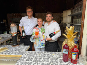 Isarbar mit Aperol Spritz und Pinsa in Biergarten des Hinterbrühl in Thalkirchen (©Foto: Martin Schmitz)