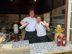 Isarbar mit Aperol Spritz und Pinsa in Biergarten des Hinterbrühl in Thalkirchen (©Foto: Martin Schmitz)