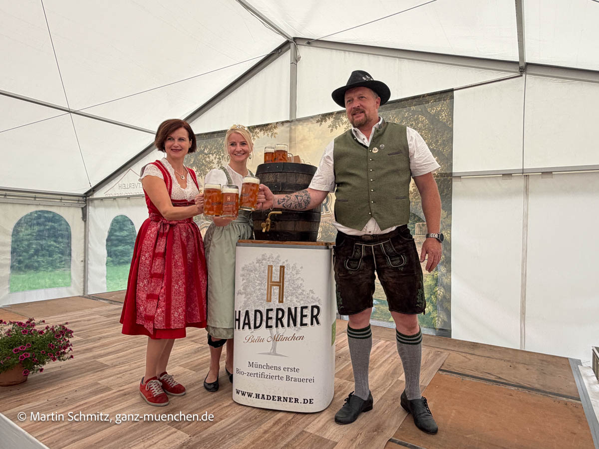 Anstich mit der Bayerischen Bierkönigin Katharina Kastenmüller und den Gründern und Inhabern Marta und Thomas Girg am Vortag des Haderner Brauereifest 2026 vom 24.-26.07.2026 (©Foto: Martin Schmitz)