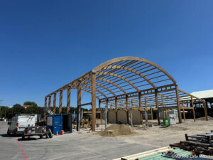 der Newcomer: das neue Festzelt von Bodos - jetzt mit Holzbalkenstruktur: Aufbau Oktoberfest Tag 26 - Freitag 24 Juli (©Foto: Marikka-Laila Maisel)