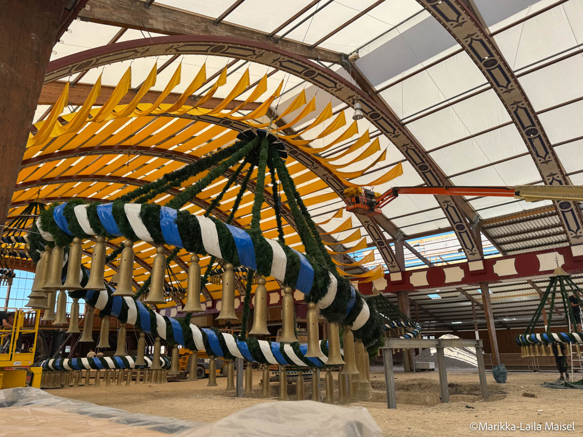 Im Inneren des Löwenbräu Festzeltes: Aufbau Oktoberfest Tag 26 - Freitag 24 Juli (©Foto: Marikka-Laila Maisel)