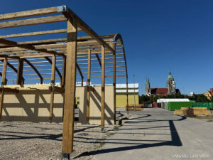 der Newcomer: das neue Festzelt von Bodos - jetzt mit Holzbalkenstruktur: Aufbau Oktoberfest Tag 26 - Freitag 24 Juli (©Foto: Marikka-Laila Maisel)