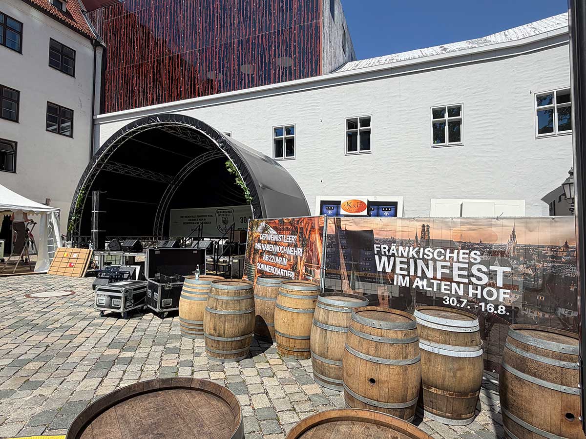 Am Tag zuvor wurde noch aufgebaut: Fränkisches Weinfest im Alten Hof ab 30.07. (©Foto: Martin Schmitz)