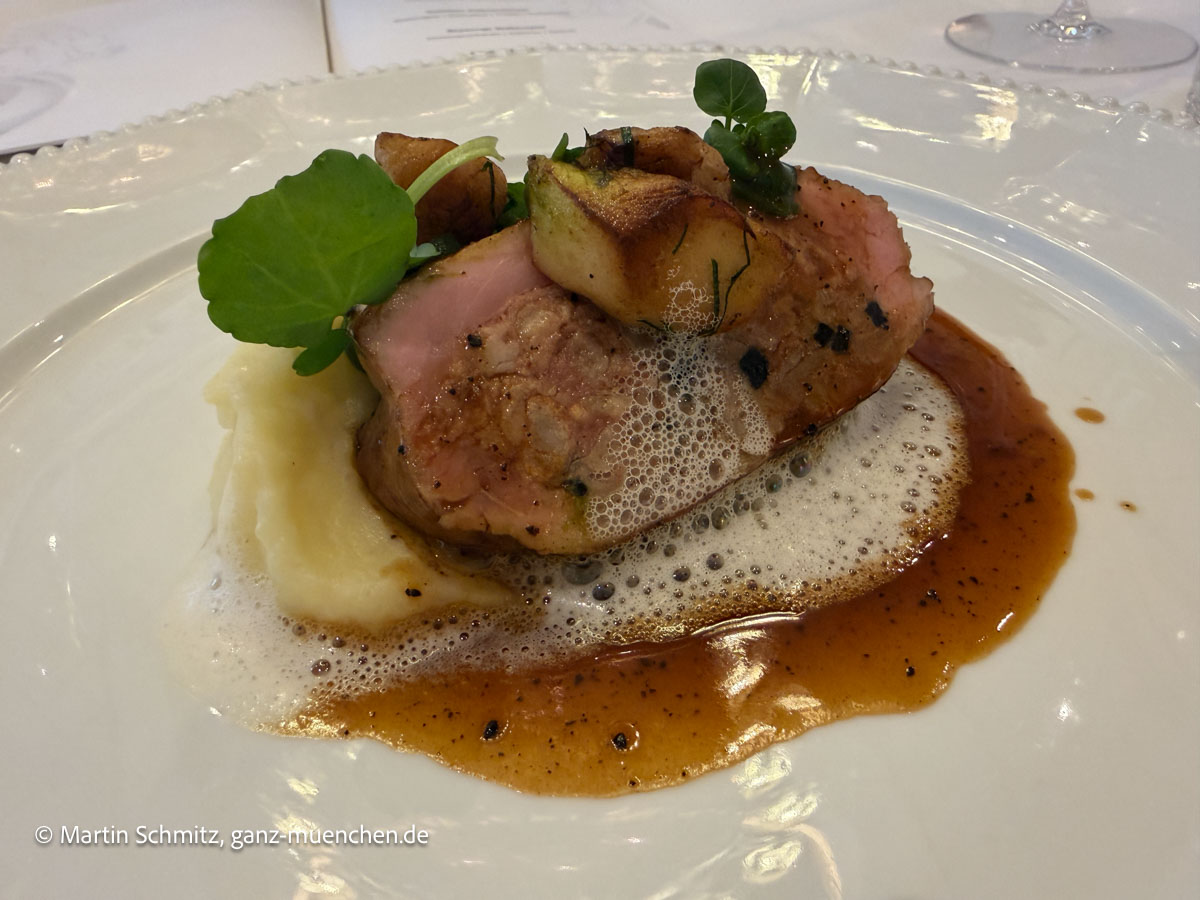 Gefülltes Kalbskotelett auf Trüffel und Kartoffelpüree bei 100 Jahre Walterspiel im Kempinski Vier Jahreszeiten (©Foto: Martin Schmitz)