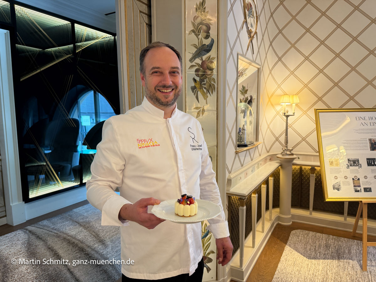 Franz-Josef Unterlechner bringt die Gerichte zurück auf den Tisch: 100 Jahre Walterspiel im Kempinski Vier Jahreszeiten, hier mit dem Soufflé Walterspiel (©Foto: Martin Schmitz)