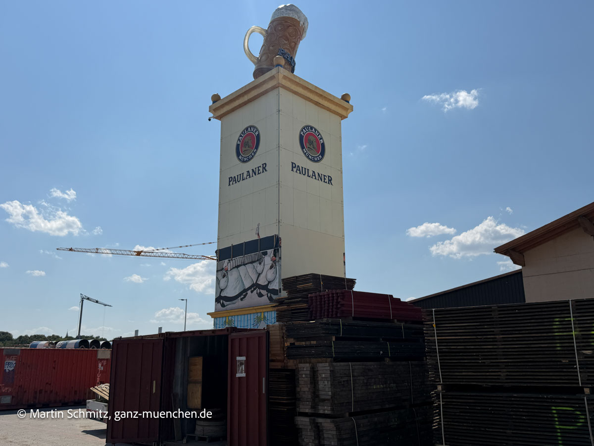 Die Kellnerinnen werden gerade abgenommen am Paulaner Turm: Wiesn-Aufbau Tag 31 - 29.07.2026 Mittwoch (©Foto: Martin Schmitz)
