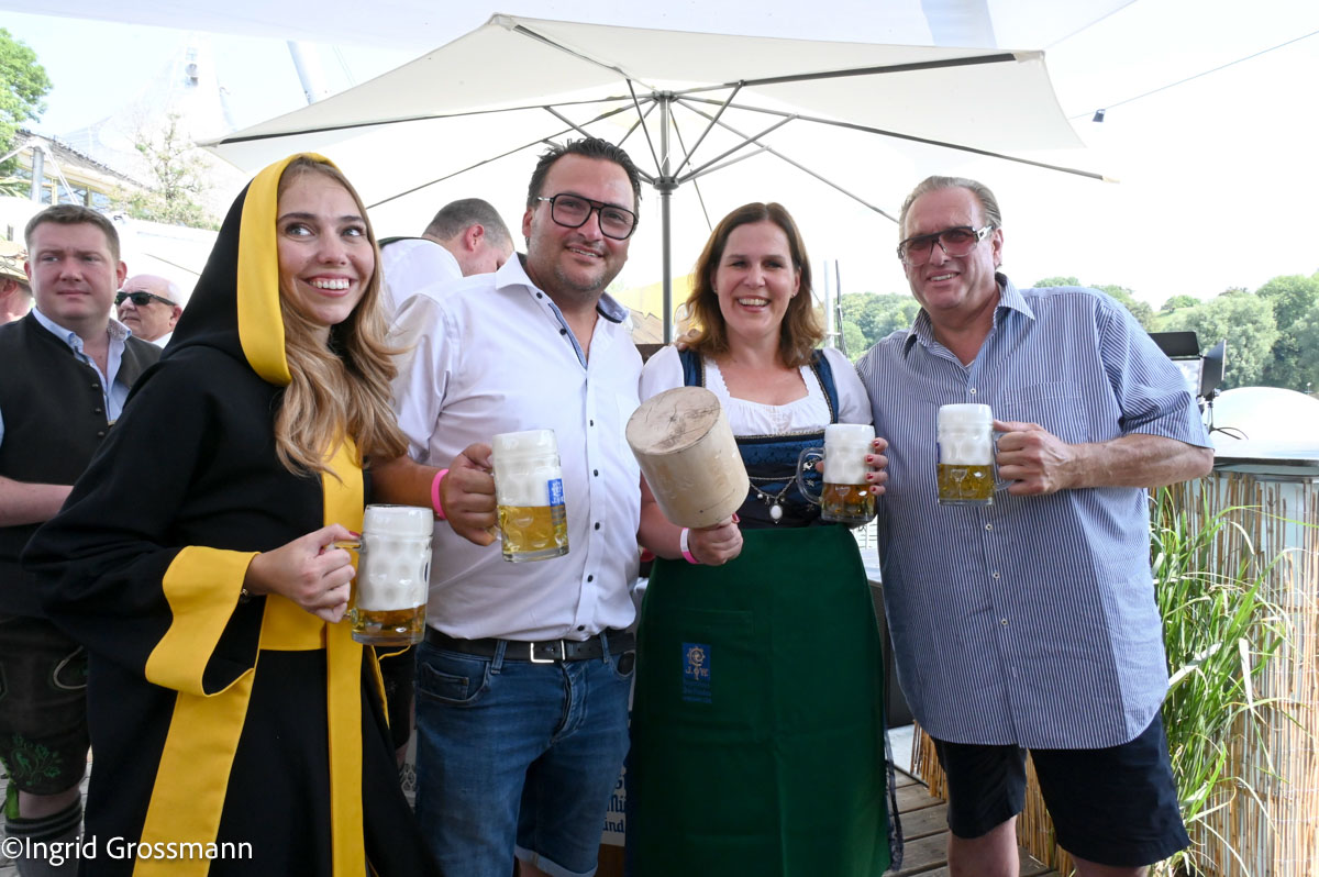 Münchner Kindl Sina Hochreiter, VMS Geschäftsführer Peter Bausch, Bürgermeisterin Verena Dietl, VMS Geschäftsführer Peter Bausch Roland Eckl beim Auftakt zum Sommerfestival Olympiapark 2026 (©Foto: Ingrid Grossmann)
