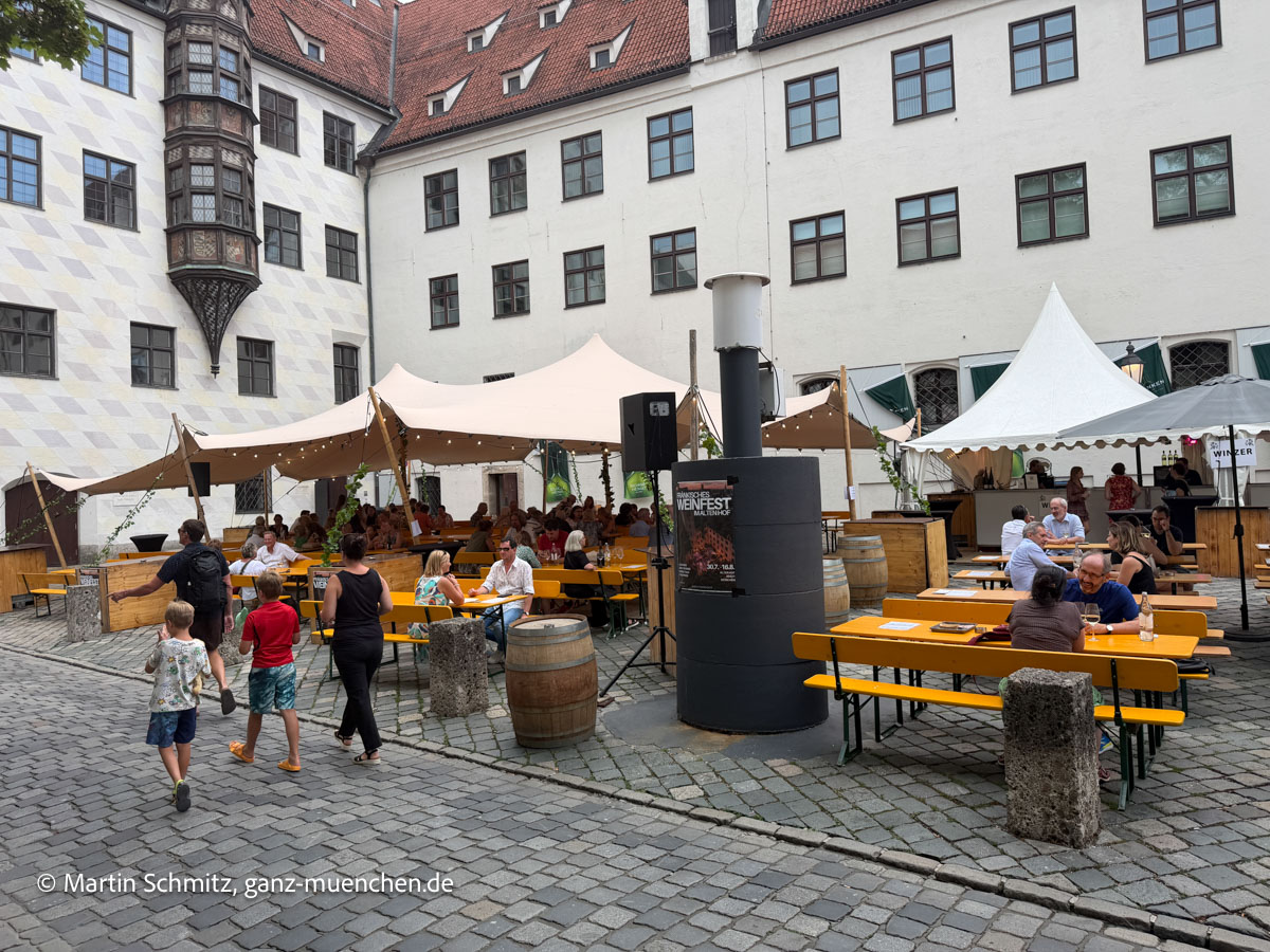 Fränkisches Weinfest im Alten Hof vom 30. Juli bis 16. August 2026 (©Foto: Martin Schmitz)