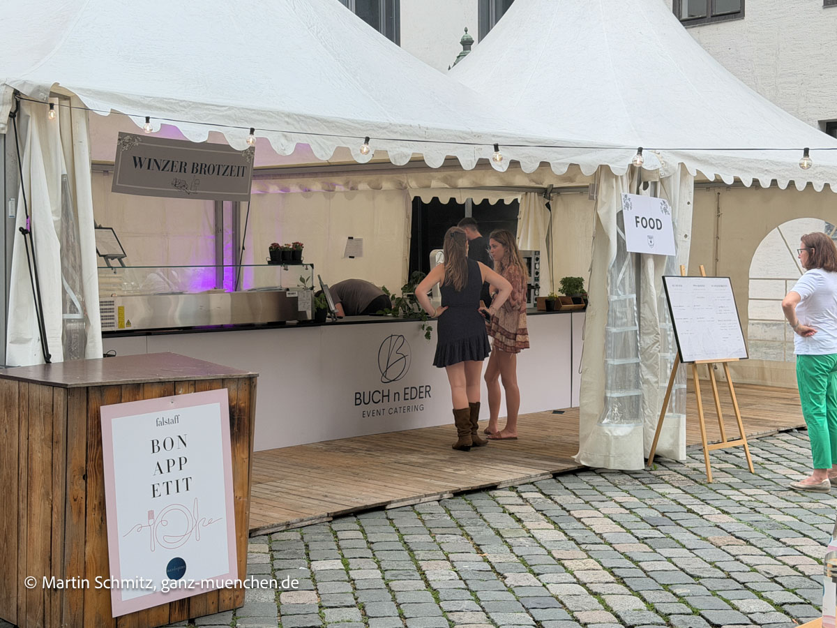 Event-Caterer Buch n Eder bespielt die weißen Pagodenzelte im Innenhof : Fränkisches Weinfest im Alten Hof vom 30. Juli bis 16. August 2026 (©Foto: Martin Schmitz)